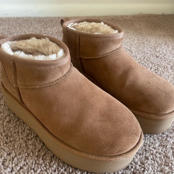 UGG Women's Classic Ultra
Mini Platform Booties size 8 Chestnut Color - Picture 2 of 5